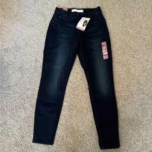Levi’s Pull On Skinny Totally Shaping Jeans Size 4S NWT